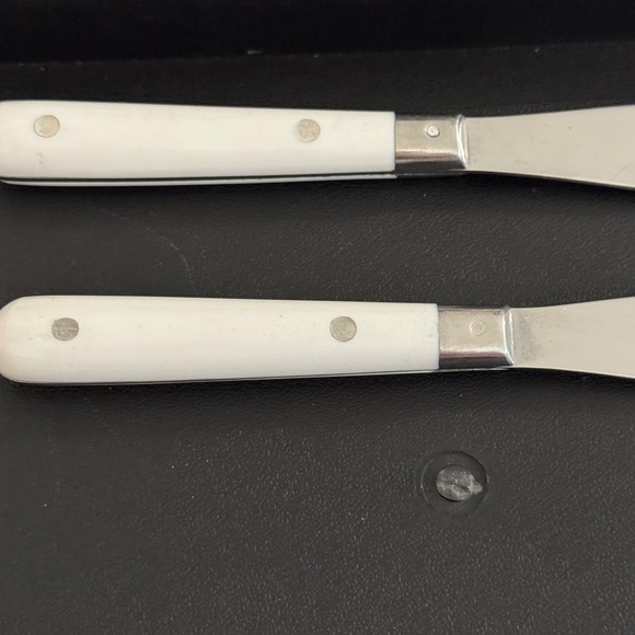 W. MardiGras Butter Knives Replacements‎ Stainless Steel White Handle Spreaders - Picture 1 of 7